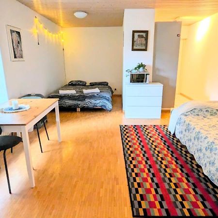 Appartement Urban Retreat - Cozy Studio With Private Patio à Zurich Extérieur photo