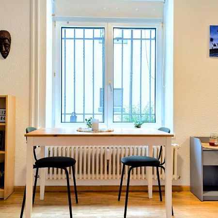 Appartement Urban Retreat - Cozy Studio With Private Patio à Zurich Extérieur photo