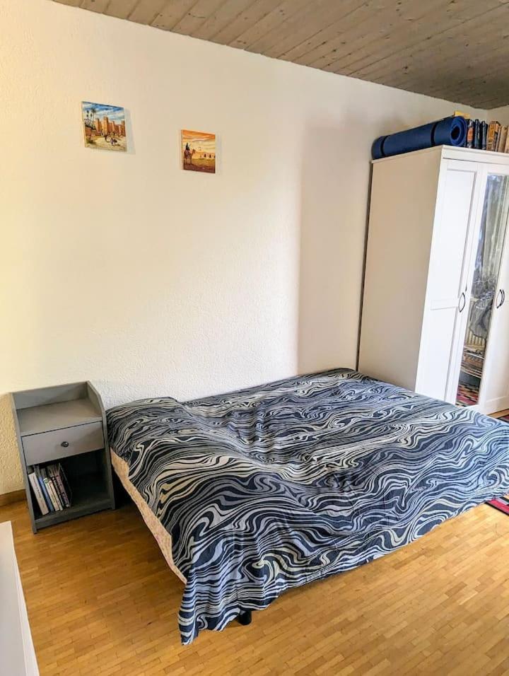 Appartement Urban Retreat - Cozy Studio With Private Patio à Zurich Extérieur photo
